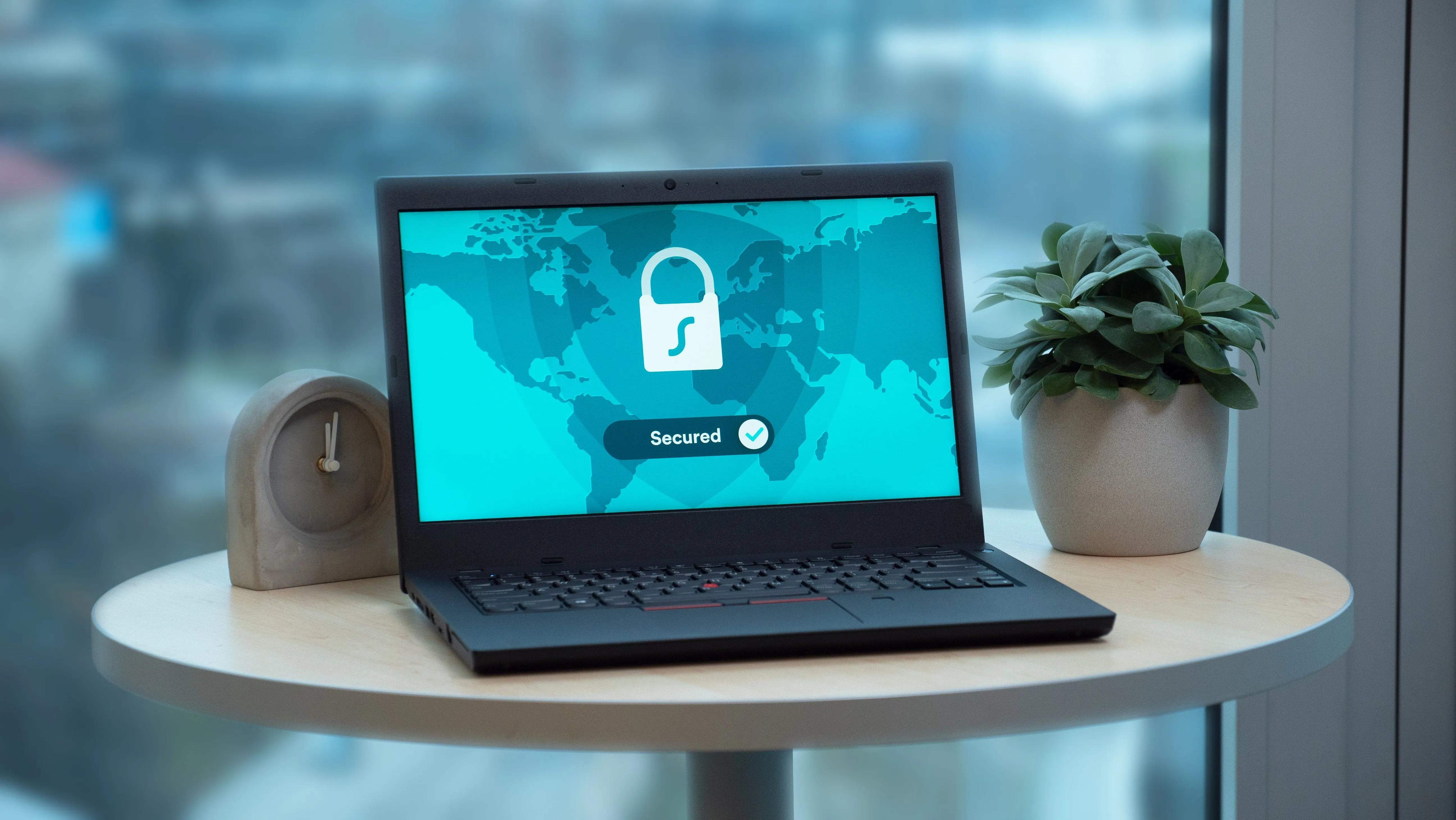 Laptop con un candado de seguridad en la pantalla