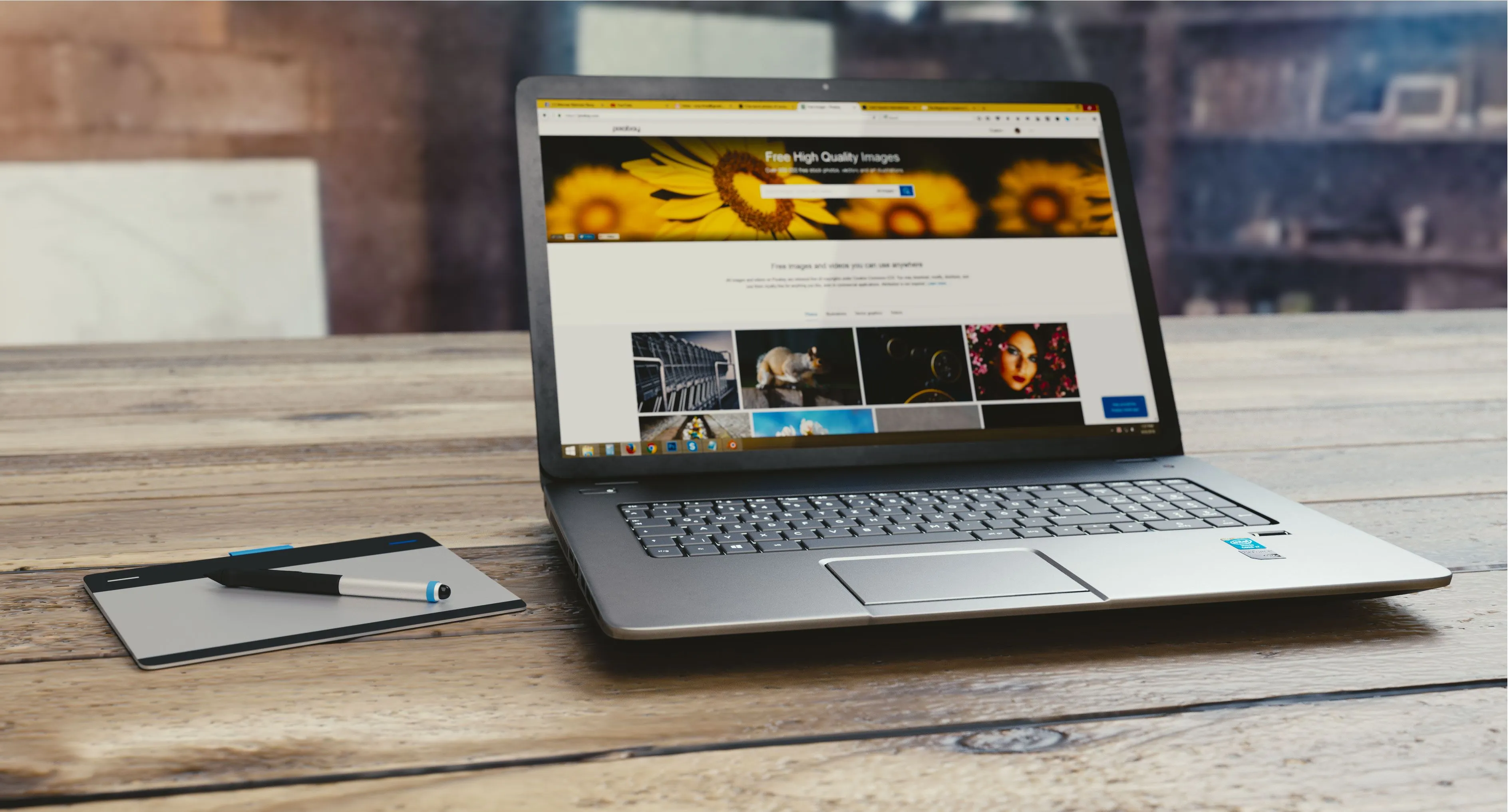 Laptop mostrando un sitio web sobre un escritorio de madera